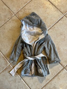 Burt’s Bees Baby robe new- one size 3month plus-gender neutral gray+white hooded